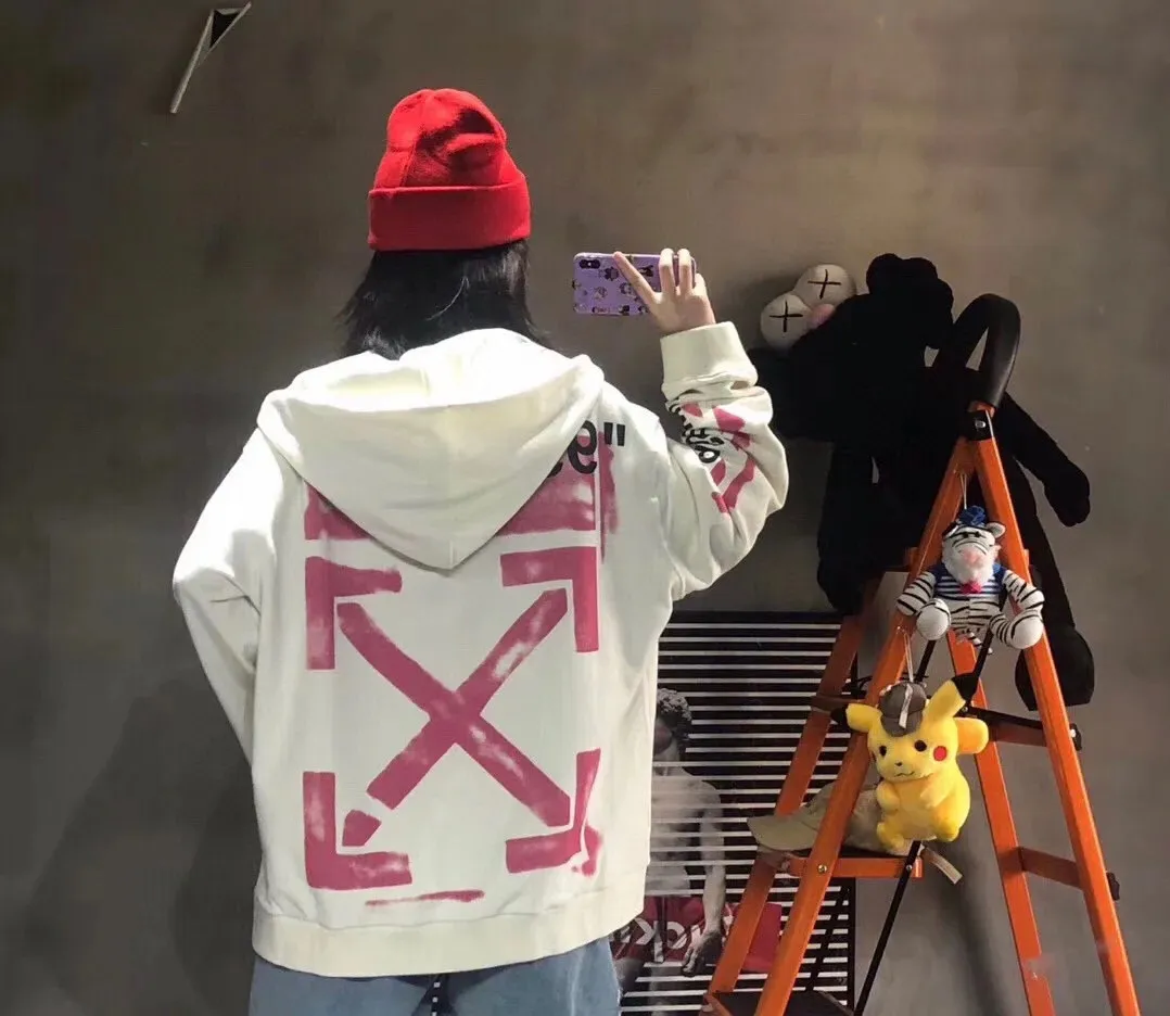 ♻️💯Upper body reference model picture❤️Top tested version OFF-WHITE (OW) 99 pink oil graffiti for men and women, pure cotton same style loose pullover hooded sweatshirt jacket zipper, professional handmade dot printing, delicate and full, strong color layering, breathable printing and not sticky! The gradient of the layers is clear, the texture and texture are visible, the fabric and printing are completely combined, and the frosted feel is delicate. The fabric is made of 460g fish scale terry cotton fabric, which has a full drape. Customized zipper pull with OFFWHITE metal engraving on it and a concave feel. This is a must-see for identification. The hat rope pendant clock has metal engravings. This is a detail that is easily overlooked.  Like Monet's oil paintings, it has always occupied the top sales list on major domestic and foreign platforms, and offline stores can also be said to be often out of stock.  Couple matching, personalized and trendy! The style is elegant and classic, versatile for daily use. Couple style 👫 Can be worn by both men and women P: 390